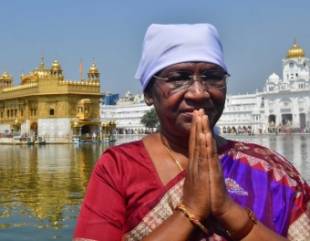 President Droupadi Murmu pays obeisance at Golden Temple