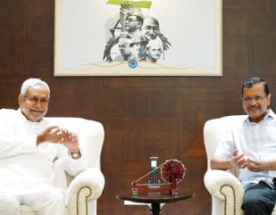 Nitish Kumar defends Kejriwal on renovation cost row