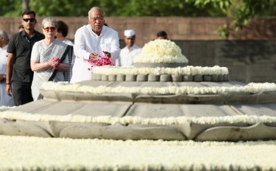 Sonia, Kharge pay tributes to Rajiv Gandhi on his death anniversary